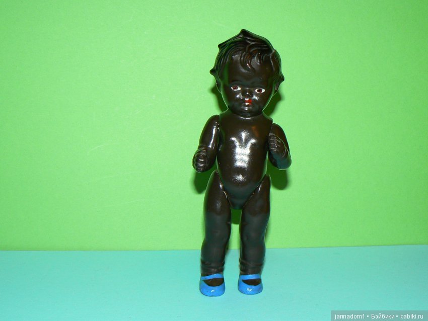 Редкий композитный немецкий пупс-негрик AHG, высота 16 см в голубых туфельках (фото 2)