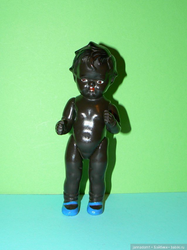 Редкий композитный немецкий пупс-негрик AHG, высота 16 см в голубых туфельках (фото 7)