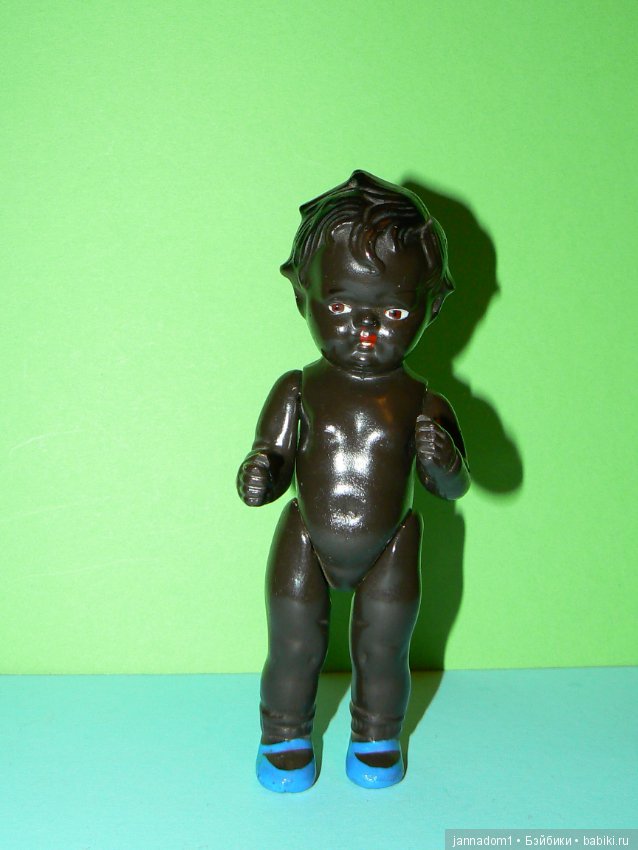 Редкий композитный немецкий пупс-негрик AHG, высота 16 см в голубых туфельках