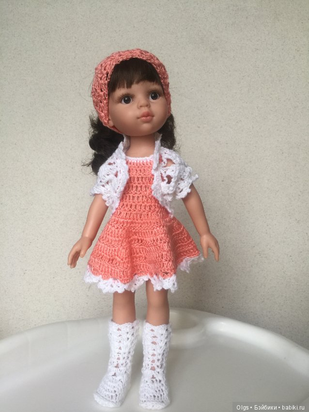 Вязаное платье для куколки. Ажурное болеро для куклы. Кукла бетти кудрявая. Ажурная кукла. Красивая вязаная одежда наскуклу.