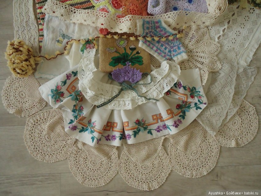 Лот винтажных материалов для творчества (вышивка, вязаные изделия, ткани) (фото 2)