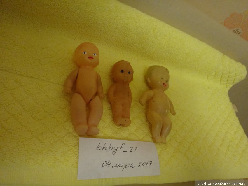 3 пупсика. Кукла пупсик из 80-х. Роговые пупсы из 60-х. Пупс из блестящего пластика. Игрушка из 80 пупс без штанов.