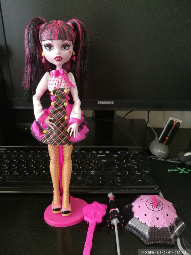 Monster high secrets draculaura. Куклы Монстер Хай Дракулаура и Клод. Клод и Дракулаура базовые. Дракулаура Базовая 2. Кукла Дракулаура Скулз аут.