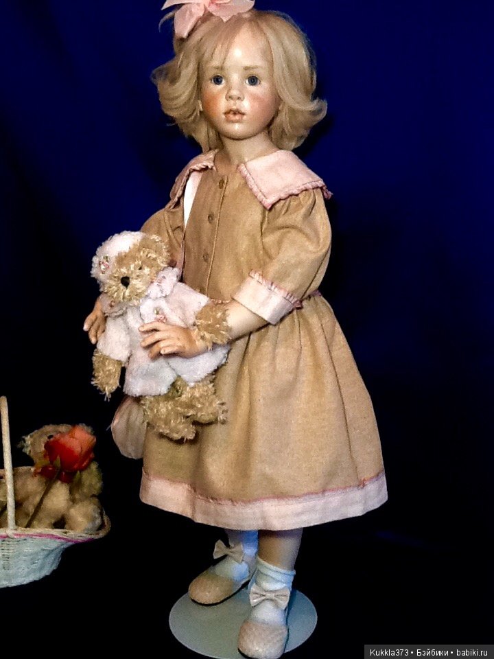 Розочка от Хильдегард Гюнцель( Hildegard Gunzel) . Воск на фарфоре