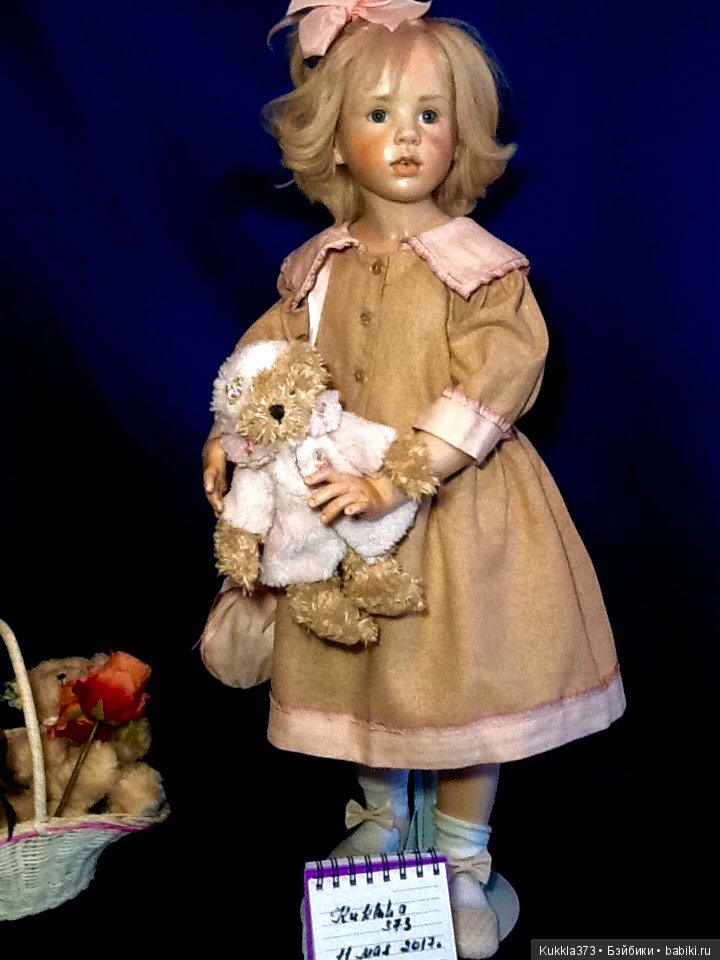 Розочка от Хильдегард Гюнцель( Hildegard Gunzel) . Воск на фарфоре