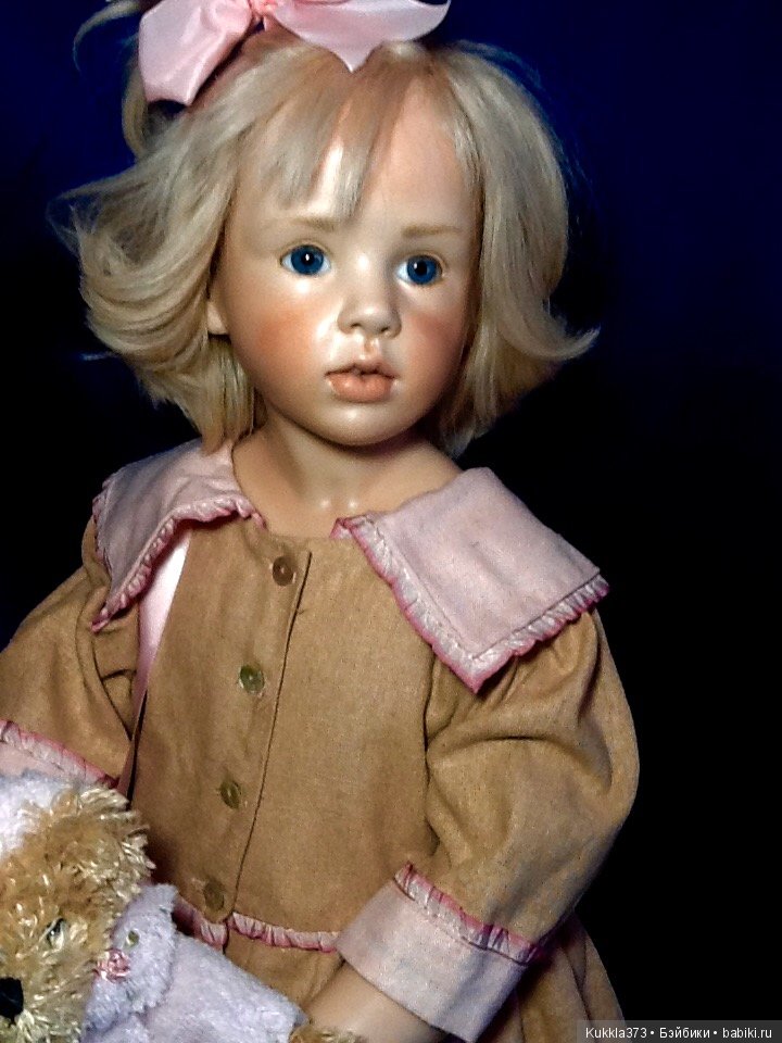 Розочка от Хильдегард Гюнцель( Hildegard Gunzel) . Воск на фарфоре