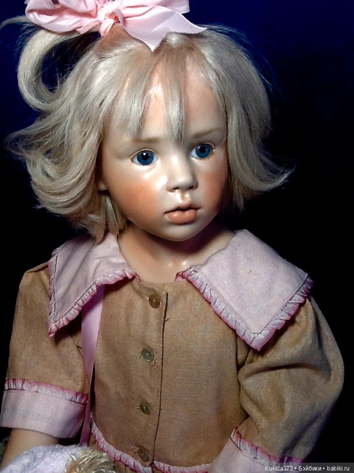 Розочка от Хильдегард Гюнцель( Hildegard Gunzel) . Воск на фарфоре