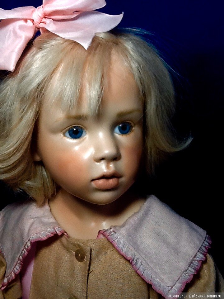 Розочка от Хильдегард Гюнцель( Hildegard Gunzel) . Воск на фарфоре