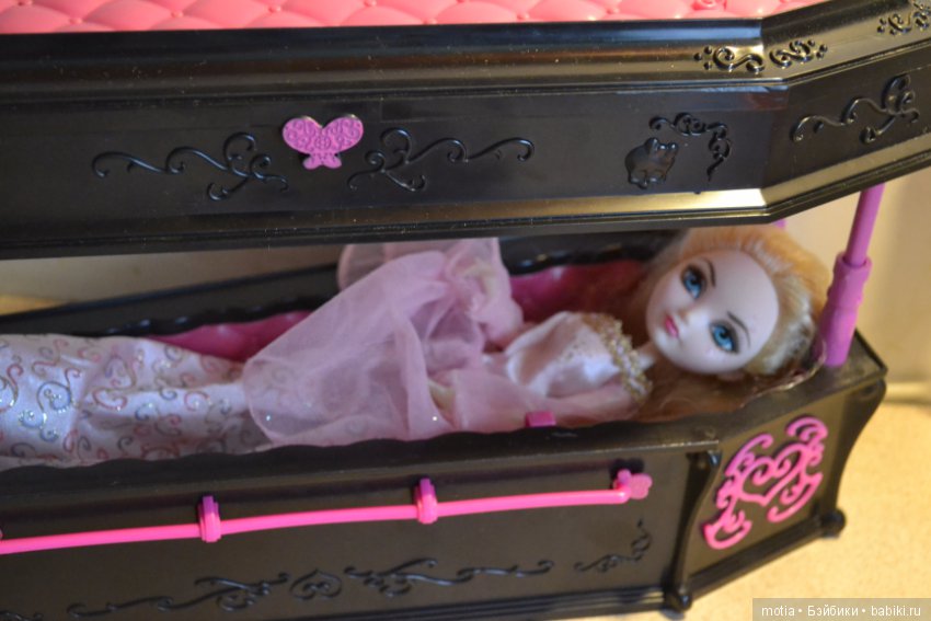 Куклы похоронили. Кукла с гробом Монстер Хай. Похороны Барби. Кукла в гробу. Кукла в гробу игрушка.