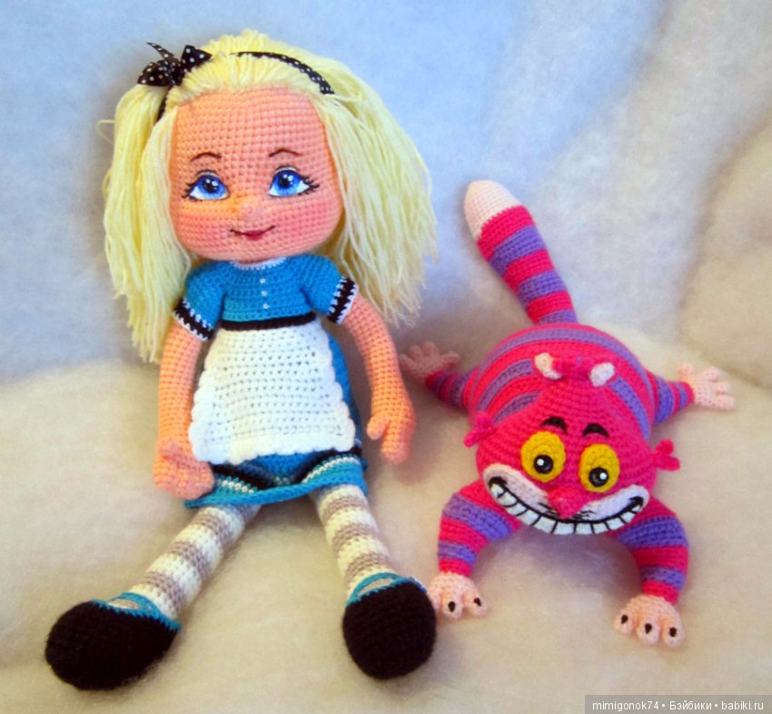 Продается обаятельная парочка: кукла вязаная "Алиса" и ее кот Чеш...