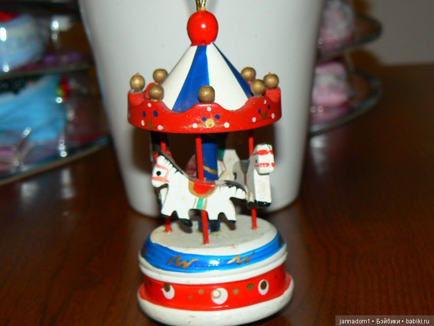 Карусель для кукольного домика, высота 12 см (фото 3)