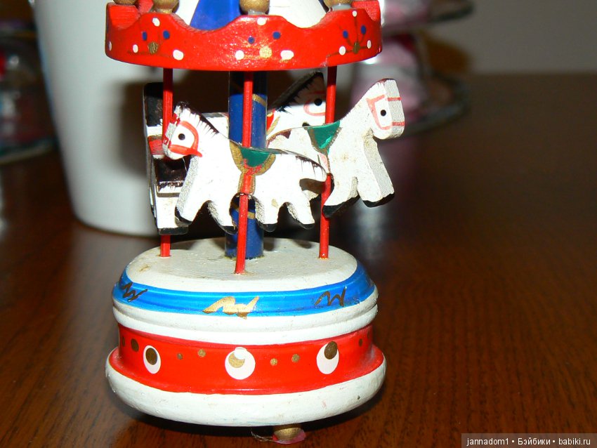 Карусель для кукольного домика, высота 12 см (фото 2)