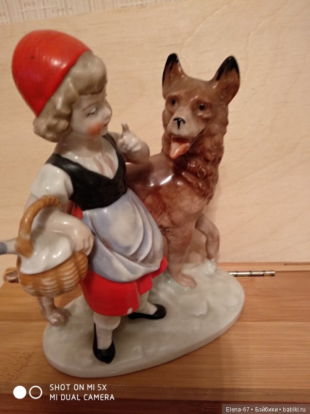 фигурка "красная шапочка". красная шапочка фарфор германия. статуэтка красная шапочка гипс. статуэтка красная шапочка и серый волк. фарфоровая статуэтка волк и красная шапочка.