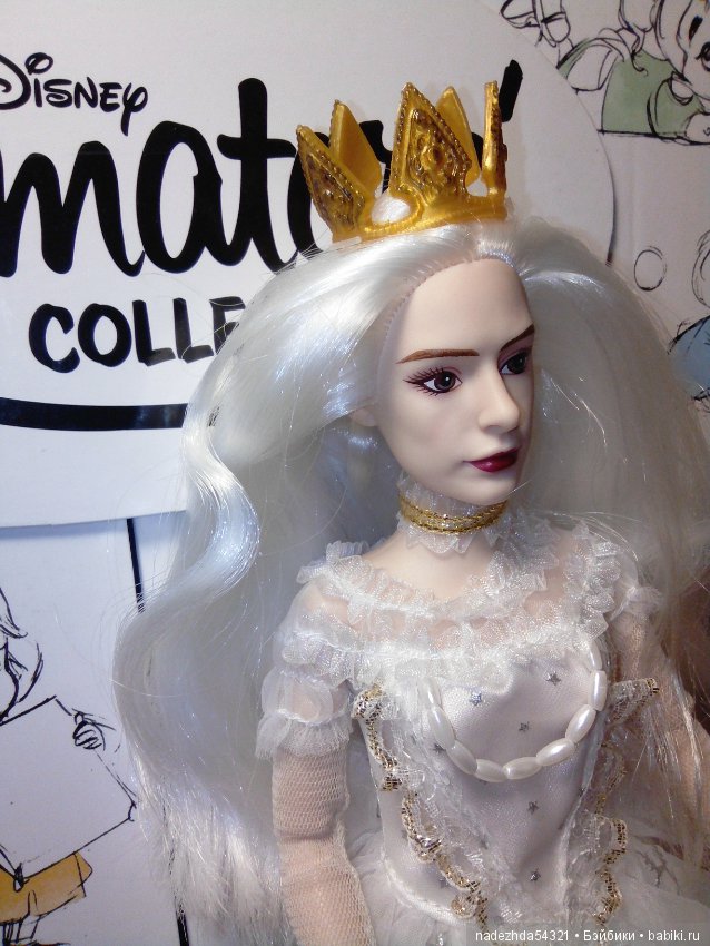 Barbie ann стрипчат. Энн Хэтэуэй белая Королева из Алисы. Кукла белая Королева. Энн Хэтэуэй Барби. Коллекционная кукла белая Королева.