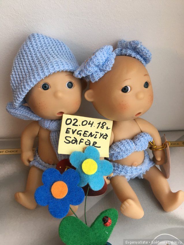 Новые пупсы в одежде и коробке. Очень милые)