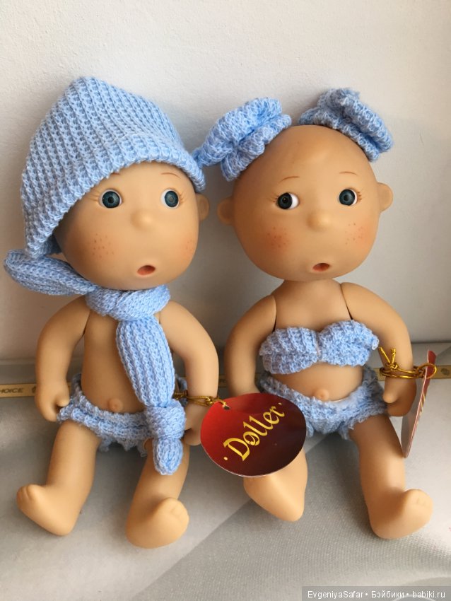 Новые пупсы в одежде и коробке. Очень милые)