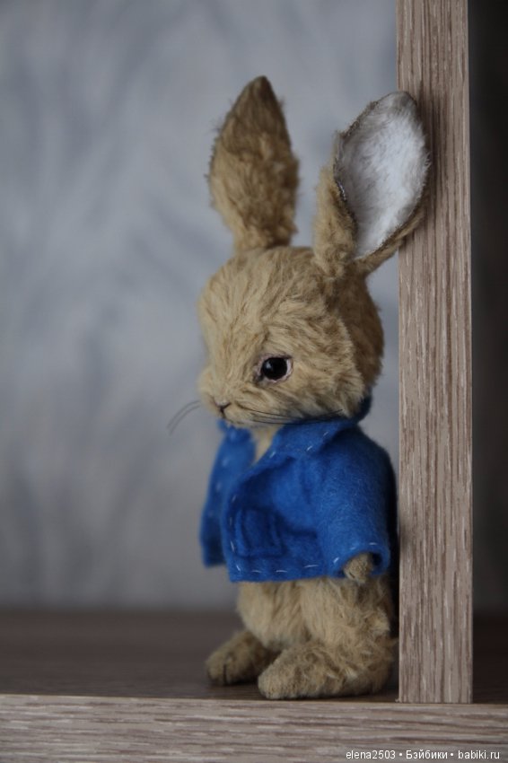 Кто озвучивает кроликов. Кролик из пластилина. Кролик Питер с повязкой на глазу игрушка. Молд кролик с собачкой. Одежда для кролика Питера спицами.