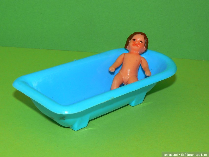 Малышка Аришка в ванной, высота 5,5 см, ГДР