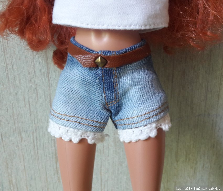 Кукла в шортах