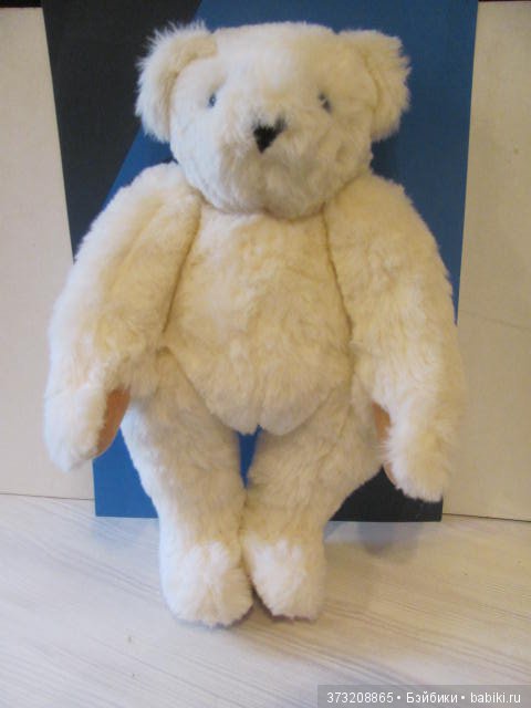 Беленький мишка с голубыми глазами