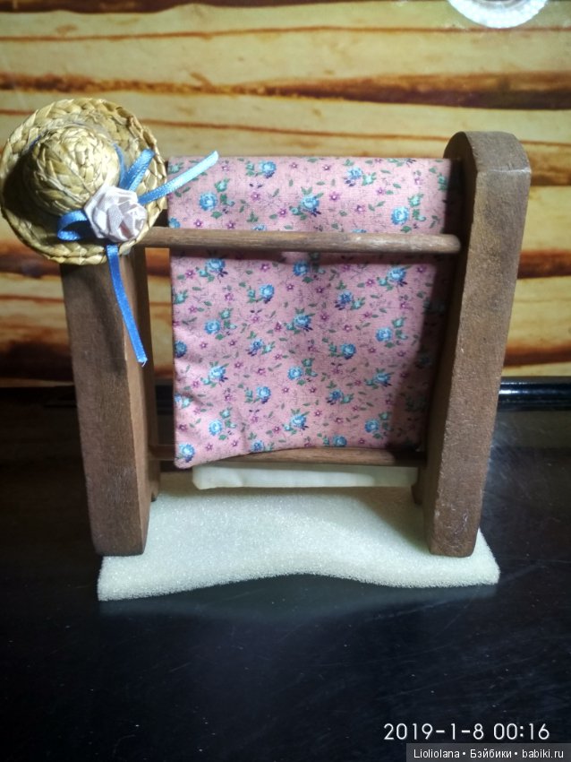 Напольная вешалка для кукольного интерьера