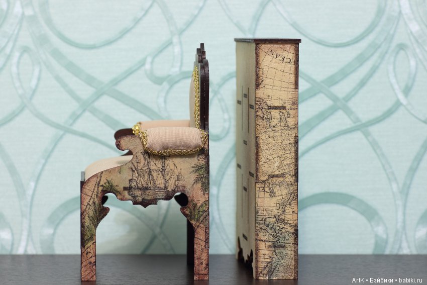 Комплект мебели "Путешествие" (кресло, стеллаж) для кукол в масштабе 1/6 (фото 2)
