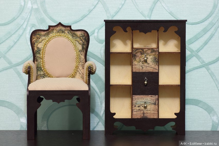 Комплект мебели "Путешествие" (кресло, стеллаж) для кукол в масштабе 1/6