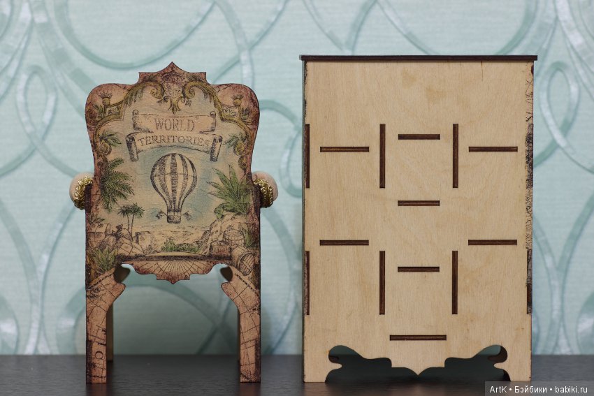 Комплект мебели "Путешествие" (кресло, стеллаж) для кукол в масштабе 1/6 (фото 3)