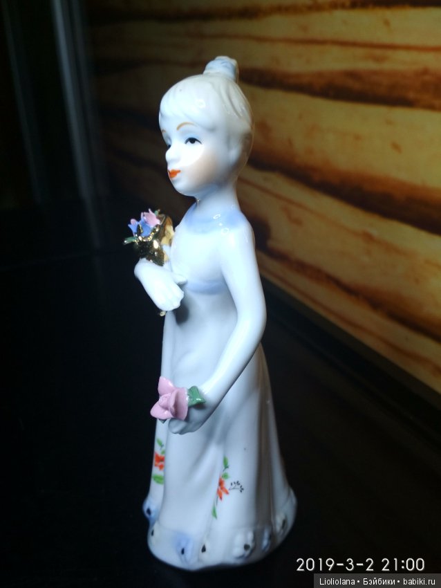 Фарфоровая статуэтка Девочка с букетом. 15 см (фото 2)