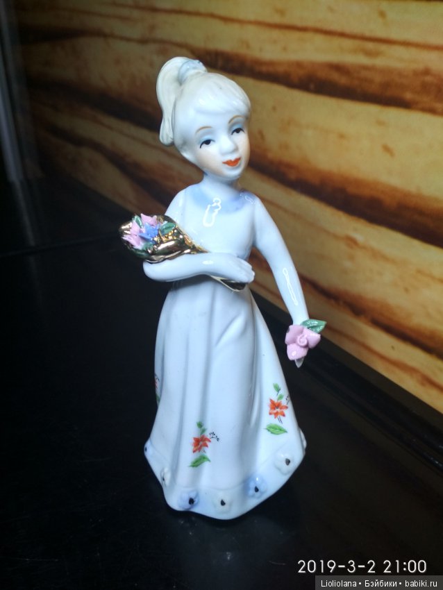 Фарфоровая статуэтка Девочка с букетом. 15 см