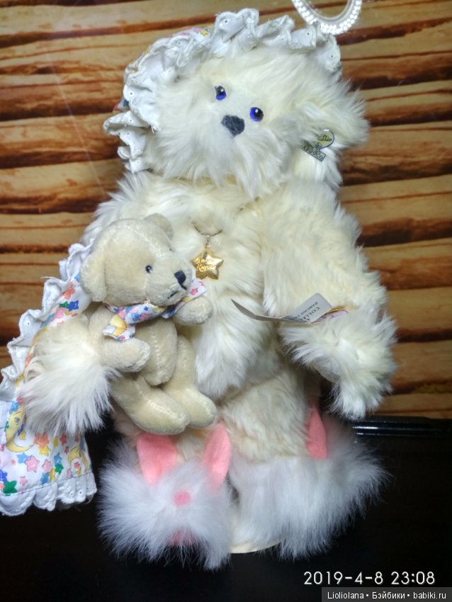 Сонный мишка со своей игрушкой от Annette Funicello