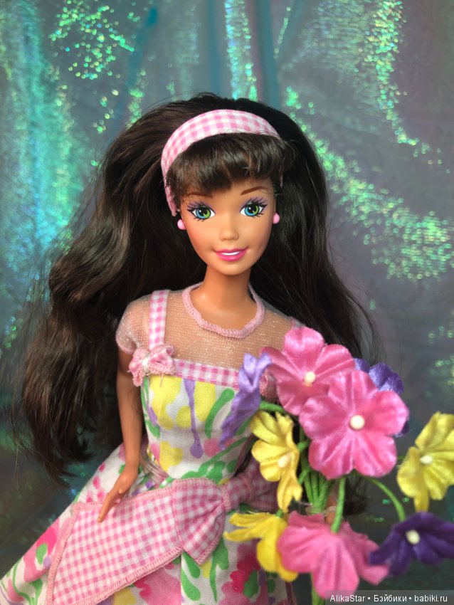 У куклы очень милое лицо, красивый макияж на классическом молде Super Star Барби...