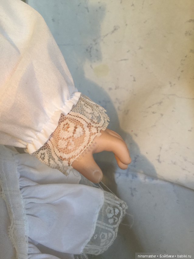 Фарфоровая куколка в крестильной одежде (фото 6)