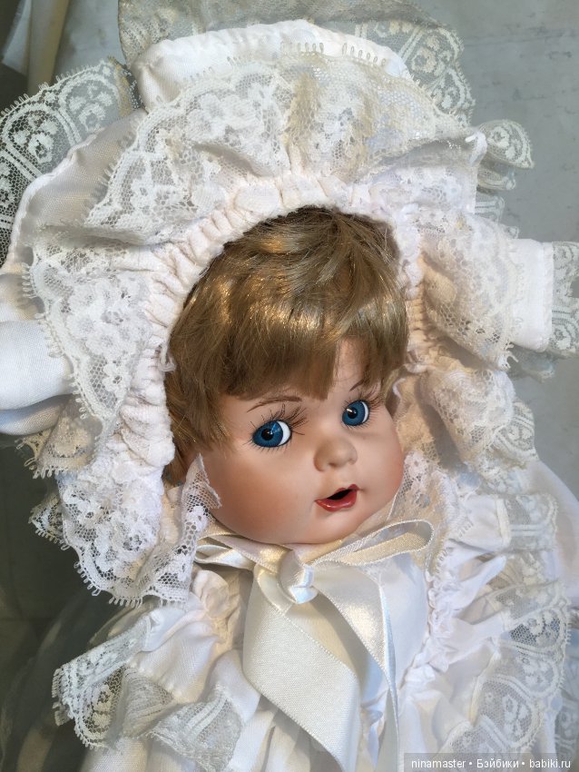 Фарфоровая куколка в крестильной одежде (фото 2)