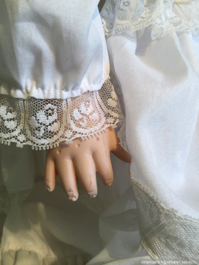 Фарфоровая куколка в крестильной одежде (фото 5)