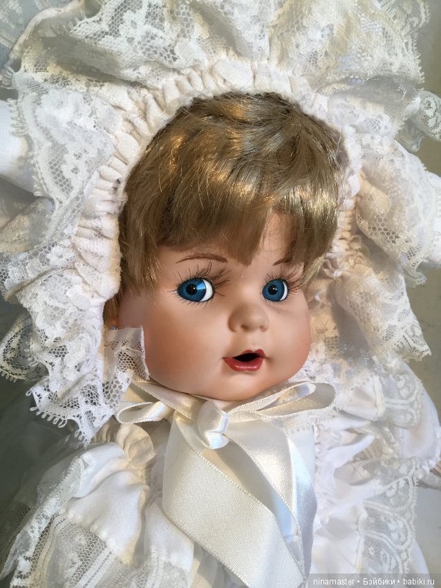 Фарфоровая куколка в крестильной одежде (фото 4)