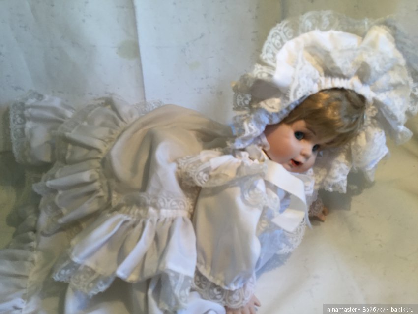 Фарфоровая куколка в крестильной одежде