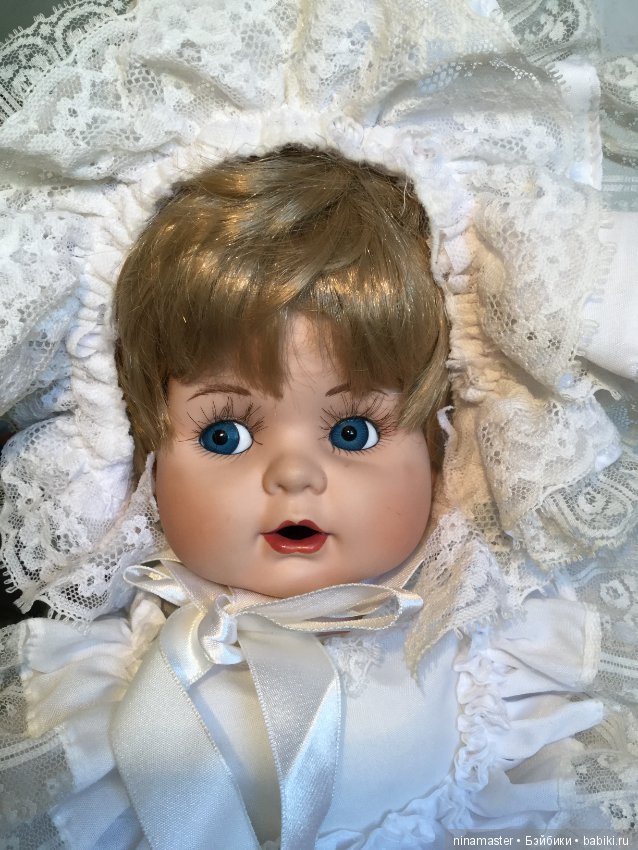 Фарфоровая куколка в крестильной одежде (фото 3)