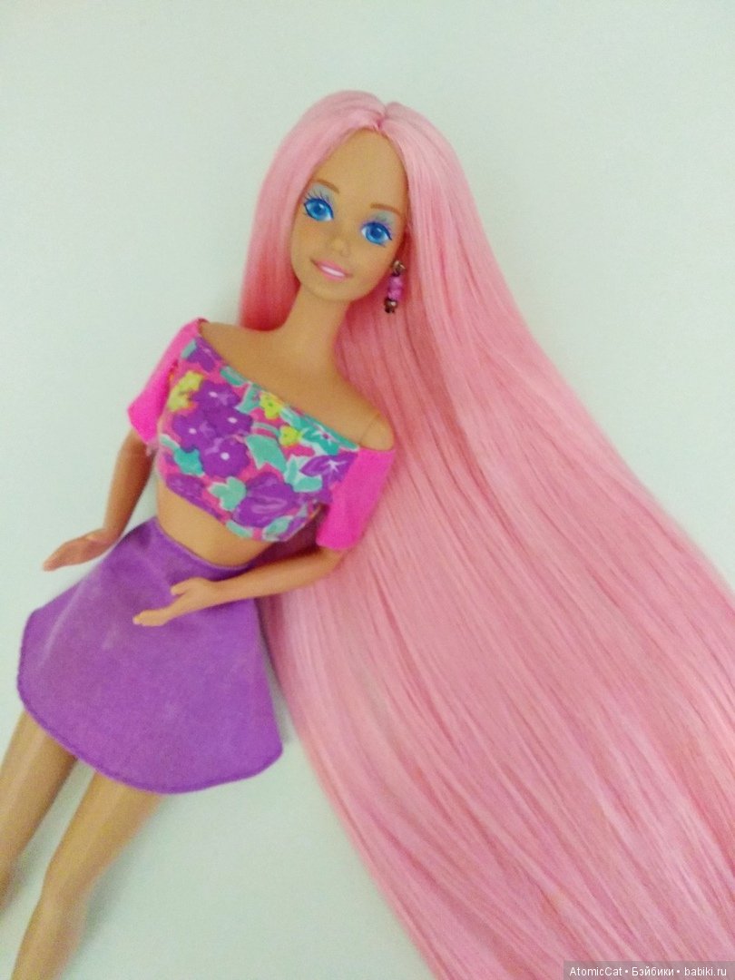 Барби с розовыми волосами. Барби с розовыми прядями. Кукла Барби с розовой прядью волос. Барби с розовой прядкой волос.