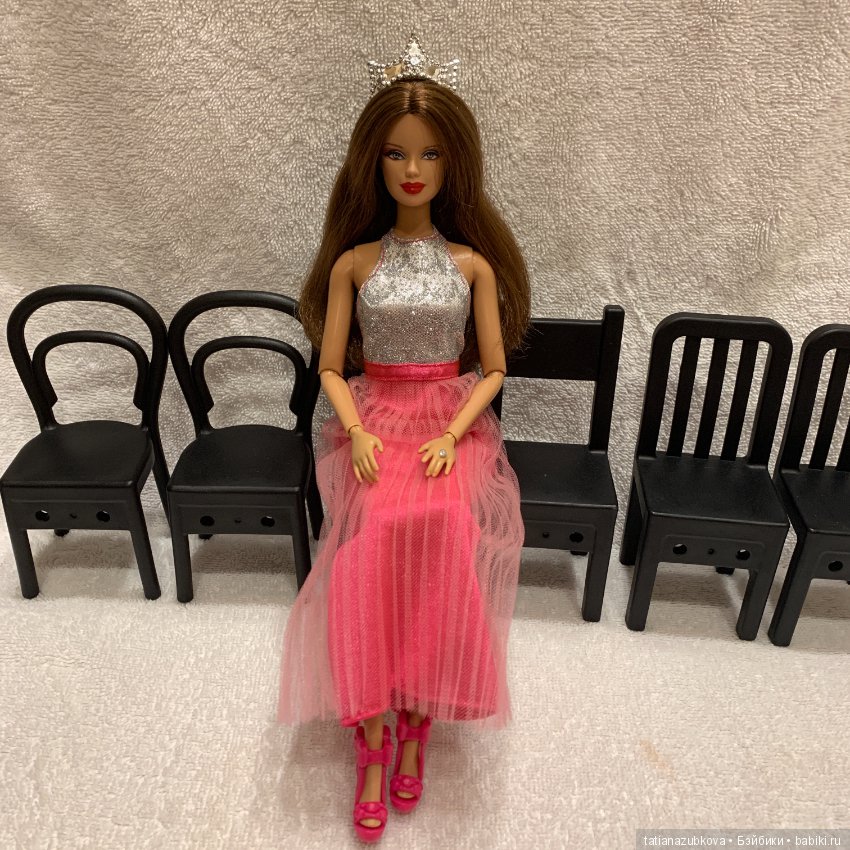 Удобные подставки для коллекционных кукол типа Barbie