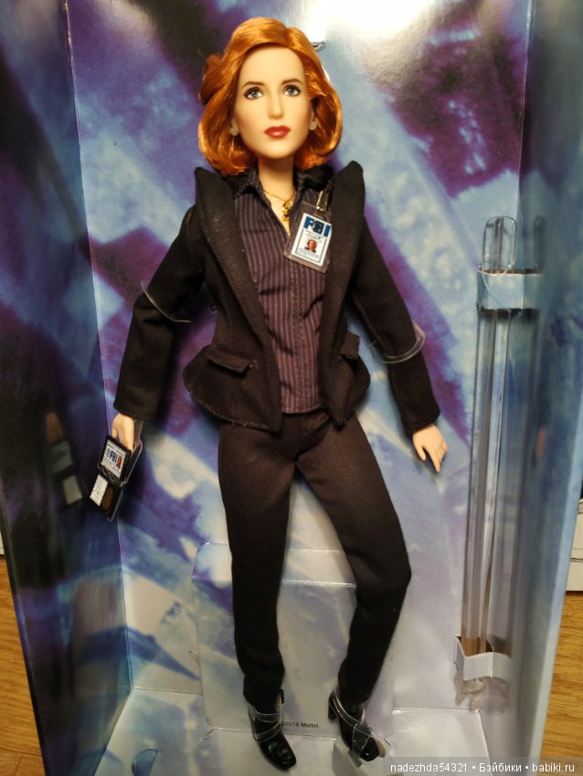 Кукла агент Barbie ® The X-Files ™ Дана Скалли носит свой фирменный наряд и...
