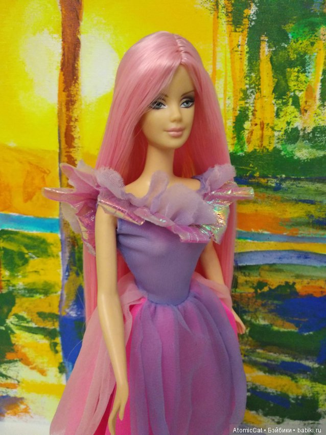 Барби с розовыми волосами. Кукла Барби Макки. Кукла с розовыми волосами. Барби с розовыми прядями.