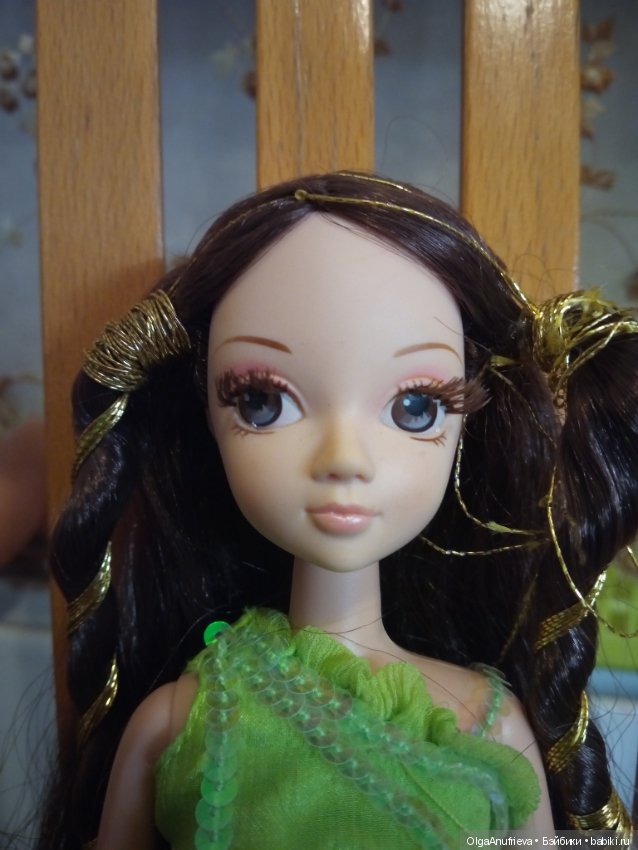 Sonya Kurhn в зеленом платье, нежная куколка