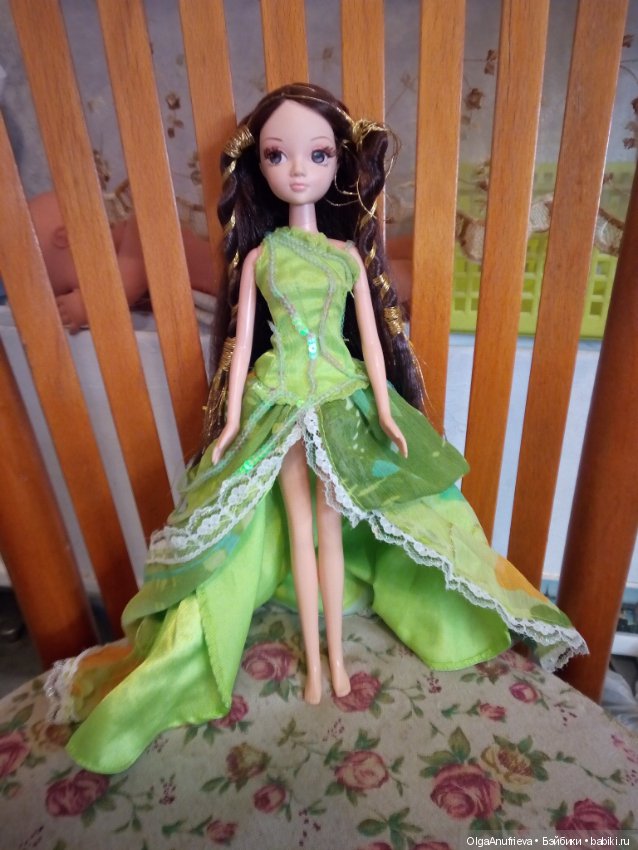 Sonya Kurhn в зеленом платье, нежная куколка (фото 2)
