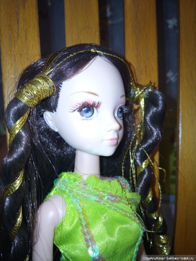 Sonya Kurhn в зеленом платье, нежная куколка (фото 4)