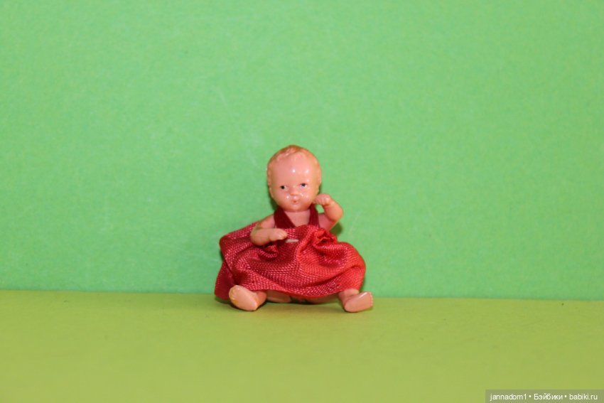 Маленький редкий пупсик Hertwig с кривыми ножками в платьице, высота 5 см (фото 6)