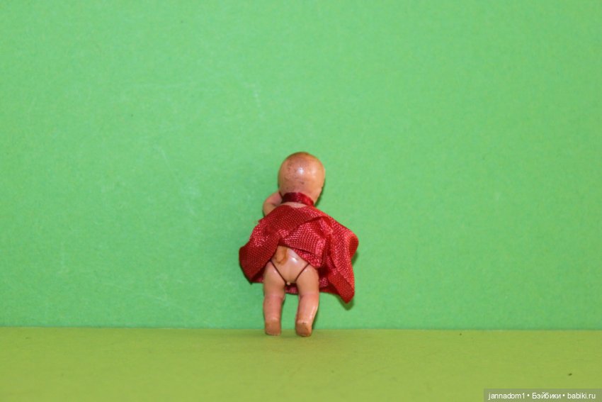 Маленький редкий пупсик Hertwig с кривыми ножками в платьице, высота 5 см (фото 5)