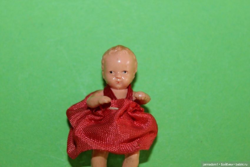Маленький редкий пупсик Hertwig с кривыми ножками в платьице, высота 5 см (фото 3)