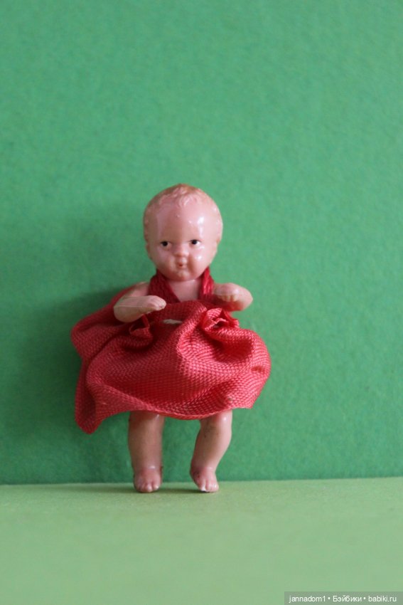 Маленький редкий пупсик Hertwig с кривыми ножками в платьице, высота 5 см (фото 4)