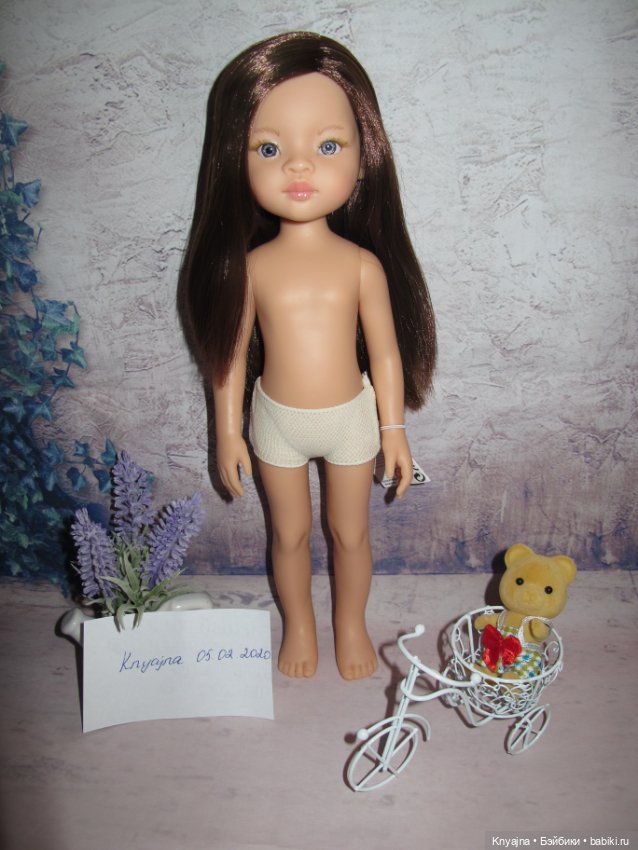 Яркая Мали от Паола Рейна с каштановыми волосами и голубыми глазами